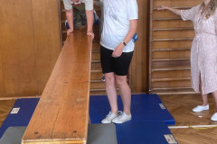 Chlapec na opičí dráze v tělocvičně.