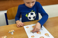 Chlapec plní úkol v lavici.