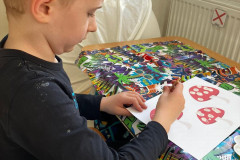 Chlapec tvoří muchomůrky.