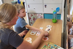 Chlapec pracuje s paní vychovatelkou.