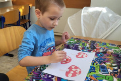 Chlapec tvoří muchomůrky.