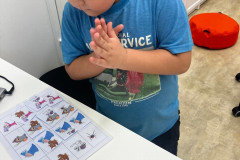 Chlapec plní úkol.