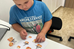 Chlapec plní úkol.