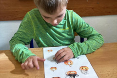 Chlapec plní úkol.