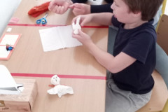 Chlapec plní úkol.