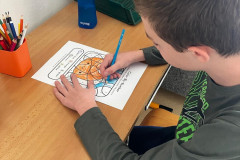 Chlapec plní úkol.