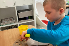 Chlapec plní úkol.