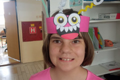 Dívka s vyrobenou čelenkou.