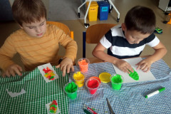 Chlapci tvoří s plastelínou.