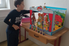 Chlapec hraje divadlo.