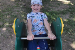 Chlapec v houpačce.