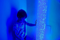 Chlapec ve snoezelenu.