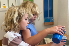 Žáci při hře v lavici.