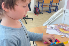 Chlapec třídí barvičky.