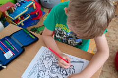 Chlapec u omalovánky.