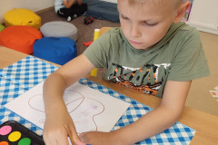 Chlapec u výtvarné činnosti.