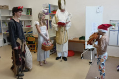 Chlapec povídá Mikuláši básničku.