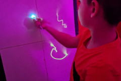 Chlapec si hraje se světýlkem.