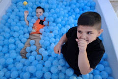 Chlapci v kuličkovém bazénu.