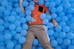 Chlapec v kuličkovém bazénu.