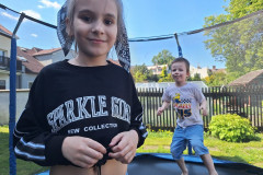Žáci na trampolíně.