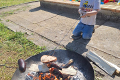 Opékání špekáčku na zahradě školy.