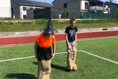 Chlapci skáčí v pytli.