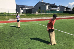 Chlapci skáčí v pytli.