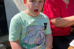 Chlapec jí špekáček.