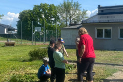 Opékání špekáčku na zahradě školy.