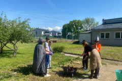 Opékání špekáčku na zahradě školy.