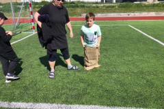 Chlapec skáče v pytli.