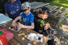 Žáci jí špekáčky.