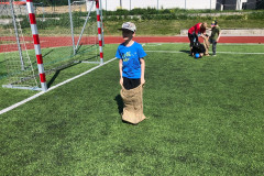 Chlapec skáče v pytli.