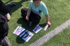 Chlapec skládá puzzle.