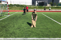 Chlapec skáče v pytli.