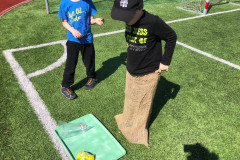 Chlapec skáče v pytli.