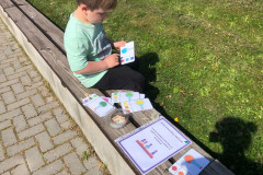 Chlapec plní úkol.