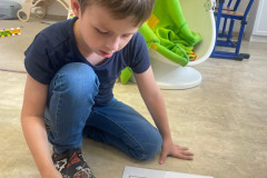 Chlapec pracuje s BeeBotem.