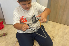 Chlapec hraje na triangl.