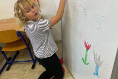 Chlapec maluje na tabuli.