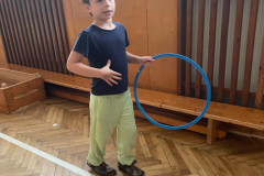 Chlapec s kruhem v tělocvičně.