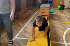 Chlapec na opičí dráze v tělocvičně.