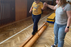 Chlapec na opičí dráze v tělocvičně.