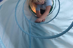 Chlapec prolézá tunelem.