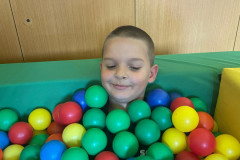 Chlapec v kuličkovém bazénu.