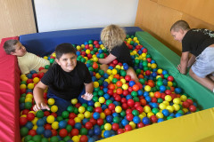 Žáci v kuličkovém bazénu.