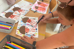 Chlapec při výtvarce.