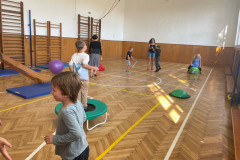 Třída při tělocviku.