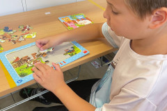 Chlapec skládá puzzle.